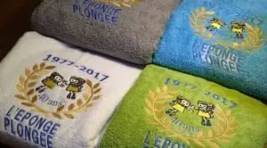 serviette éponge brodée