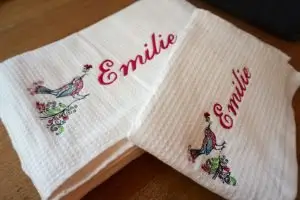 serviette éponge brodée prénom et dessin