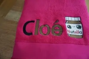 serviette éponge brodée prénom et dessin