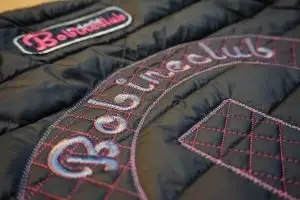 Broderie sur doudoune dos