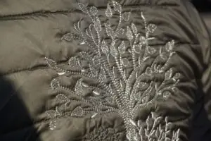 Broderie sur doudoune dos