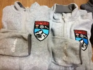 Broderie sur veste polaire