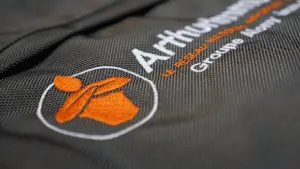 housse ordinateur brodée