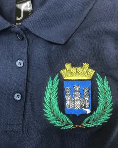 polo broderie cœur détail