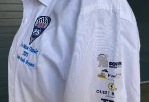chemise avec broderie et transfert DTF UV